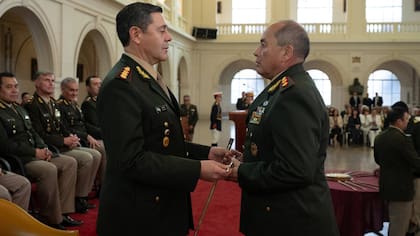 El teniente general Carlos Alberto Presti, jefe del Ejército, entrega el sable al general de división Jorge Alberto Puebla, en un acto en el Colegio Militar