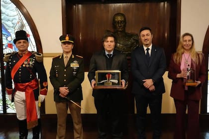 El teniente general Carlos Presti, el presidente Javier Milei, el ministro Luis Petri y Karina Milei, en la visita que realizaron en septiembre al Regimiento de Infantería 1 Patricios