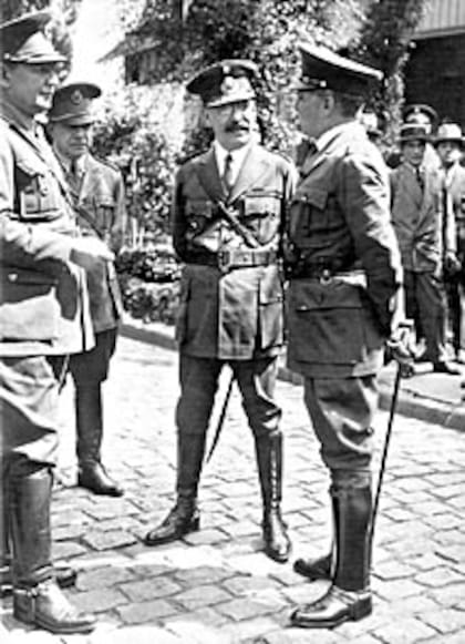 El teniente general José Félix Uriburu (centro), luego de derrocar a Yrigoyen, en 1930