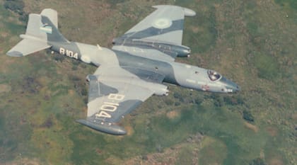 El teniente Ricardo Sproviero piloteando sobre Paraná el Canberra (B-104). (Fotografía Gentileza Ubaldo Pellarini vía Rodrigo Valdés).