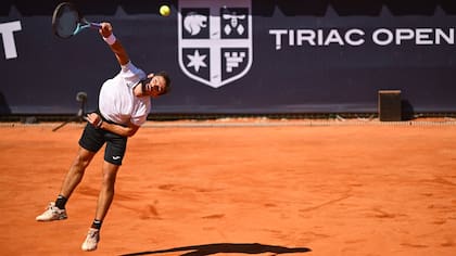 El tenis combina ejercicio físico, interacción social y concentración mental, convirtiéndose en una herramienta valiosa para mejorar la salud emocional