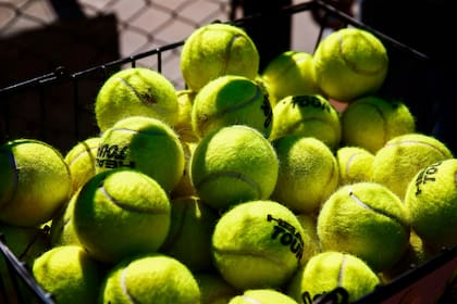 El tenis recreativo presenta un riesgo bastante bajo de lesiones agudas
