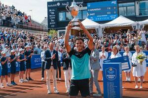 El tenista argentino Francisco Cerúndolo conquistó su primer ATP: fue en Bastad, Suecia, tras vencer a su compatriota Sebastián Báez.