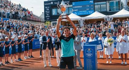 El tenista argentino Francisco Cerúndolo conquistó su primer ATP: fue en Bastad, Suecia, tras vencer a su compatriota Sebastián Báez.
