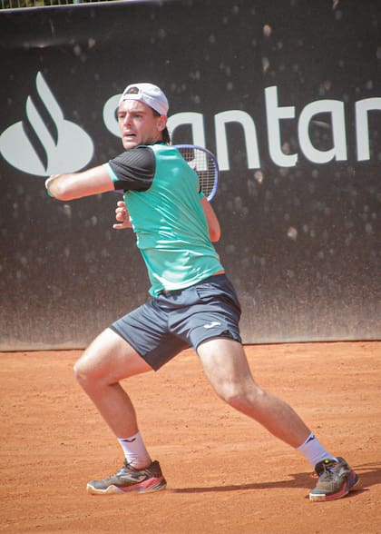 El tenista argentino Leonardo Aboian, en el Challenger de Villa María, en septiembre pasado: fue suspendido provisionalmente por "posibles infracciones al Programa Anticorrupción"