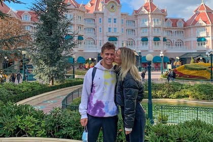 El Peque y su novia en Disney París, durante uno de los descansos del tenista. Crédito: Instagram