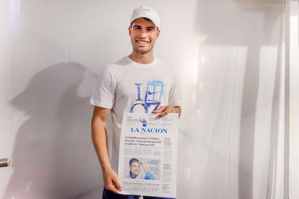 El tenista español Carlos Alcaraz posa con la portada de LA NACION, en la que fue protagonista