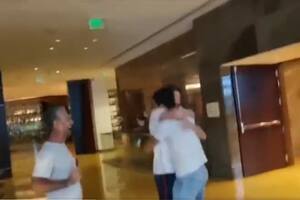 El tenista español Carlos Alcázar se abraza con Juan Carlos Ferrero, su entrenador, antes de la final del Miami Open