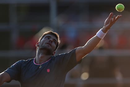 El tenista español Nikolás Sánchez-Izquierdo durante su partido de singles en el Challenger de Rosario; luego se retiró del desafío de dobles