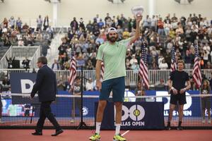 Ganó un torneo del ATP Tour y fue multado por no quitarse la gorra en la premiación