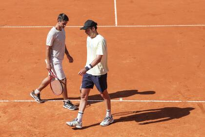 El tenista Horacio Zeballos durante uno de los ensayos de Copa Davis, junto con Mariano Navone, sparring junto con Tomás Etcheverry.