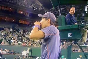 El tenista japonés Yosuke Watanuki tomando una gaseosa durante su partido de Indian Wells ante Frances Tiafoe; el umpire Mohamed Lahyani lo observa con sorpresa