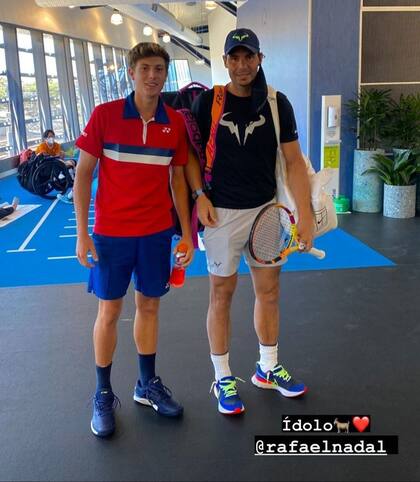 El tenista junior argentino Lautaro Midón en el Australian Open junto con Rafael Nadal, uno de sus referentes.