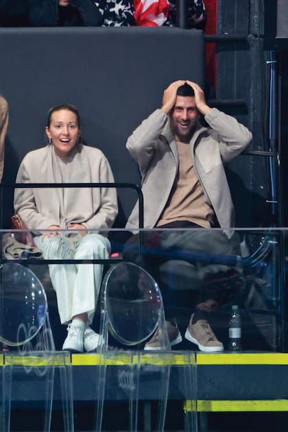 El tenista Novak Djokovic y su
mujer, Jelena, siguieron de cerca las pruebas de la categoría Patinaje Artístico