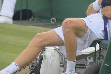 El tenista ruso y la herida en su rodilla tras los reiterados golpes con su raqueta