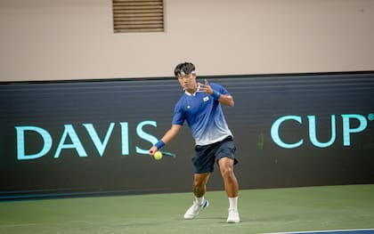 El tenista Sanhui Shin, de Corea del Sur, rival de la Argentina en la Copa Davis, entrenándose en Busan