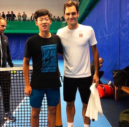 El tenista taiwanés Chun-hsin Tseng durante un entrenamiento con Roger Federer, en noviembre de 2018