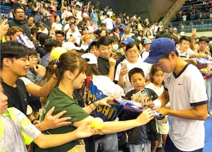 El tenista taiwanés Chun-hsin Tseng firmando autógrafos durante una serie de Copa Davis
