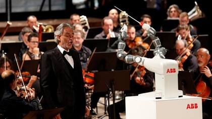 El tenor Andrea Bocelli junto al robot YuMi, el encargado de dirigir la orquesta que se presentó en el Teatro Verdi de Pisa