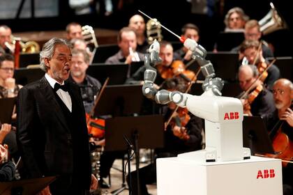 El tenor Andrea Bocelli junto a un director de orquesta poco convencional: el robot YuMi