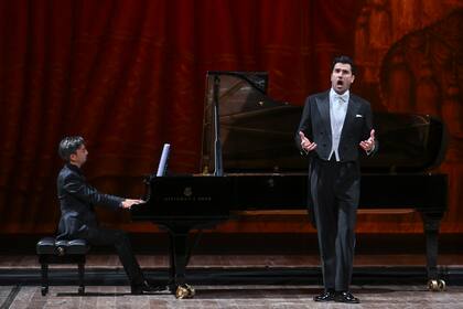 El tenor Jonathan Tetelman junto al pianista Ángel Rodríguez.
