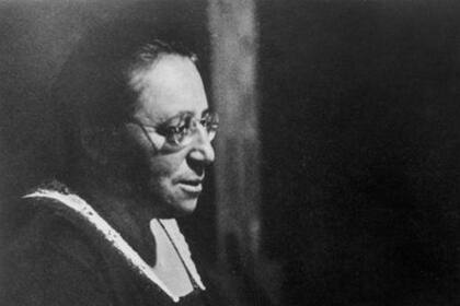El teorema de Noether se aplica a la física matemática, es utilizado en mecánica y teoría de campos