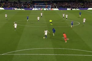 El tercer gol de Karim Benzema y de Real Madrid fue propiciado por un pase de Edouard Mendy, el arquero de Chelsea, en la ida de su serie de cuartos de final de la Champions Leauge.