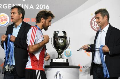El tercer golpe: Lanús lo venció 3-0 en La Plata y le arrebató la Supercopa Argentina 2016