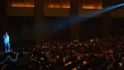 El tercer show de Dan Nainan como comediante tuvo una audiencia de 2.500 personas, reunidas en una sala de conferencias.