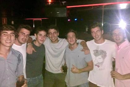 El tercero a la izquierda es Paolo Titolo Castro, durante una salida con amigos