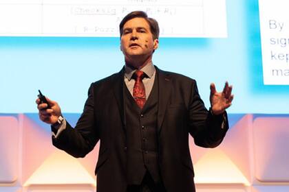 El término bitcoin se originó en 2009 cuando se realizó la primera transacción de la moneda y sus creadores decidieron utilizar el pseudónimo de Satoshi Nakamoto