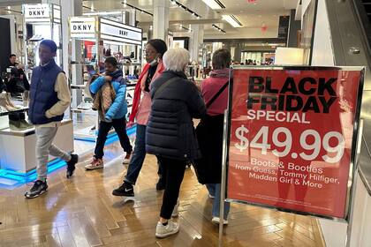 El término Black Friday ganó notoriedad en 1975 gracias a The New York Times, que lo utilizó para describir el tráfico generado por las compras tras el Día de Acción de Gracias (AP Foto/Anne D'Innocenzio)