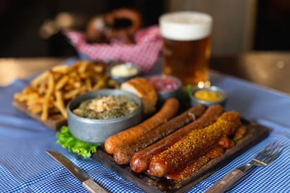 El término "bratwurst" representa al universo de las salchichas alemanas parrilleras