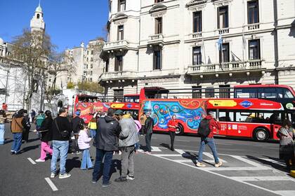 El término filete proviene del latín "filo", que significa hilo o línea fina, utilizado para adornar dibujos
