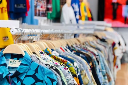 El término 'vintage' evoca nostalgia y atemporalidad, influyendo en nuestra apreciación por las prendas con historia