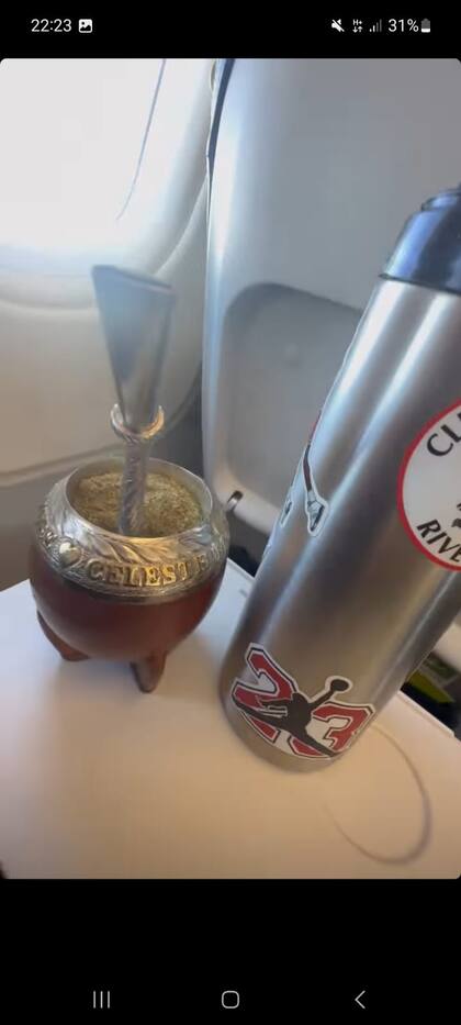 El termo de Nicolás Otamendi con un sticker del River Plate