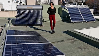 El tamaño de un calentador solar es entre 50 y 60 litros por persona. FOTO: El termotanque y los paneles solares en la terraza de Karina López Vargas