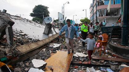 El terremoto de magnitud 7,8 que el sábado sacudió Ecuador se elevó, dejó a varias ciudades costeras en ruionas