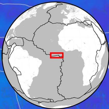 El terremoto ocurrió en la zona de ruptura Romanche, en el límite de las placas sudamericana y africana.