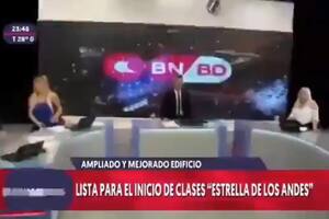 El terremoto se registró mientras el noticiero de Canal 5 de San Juan emitía un informe sobre la vuelta a clases. El conductor pidió volver al piso cuando una de las panelistas abandonaba la mesa con mucho temor
