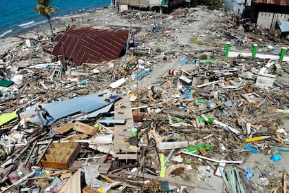 Escombros y destrucción tras el devastador tsunami en Indonesia, que dejó un rastro de ruinas y numerosas víctimas en las comunidades afectadas.
