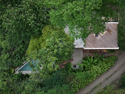 El terreno, complejo y cambiante, exigió tiempo y observación directa: cada desnivel, pendiente y punto de vista definió las decisiones del proyecto.