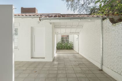 El terreno conserva el retiro frontal característico de la zona, incluyendo un espacio semicubierto de garage.