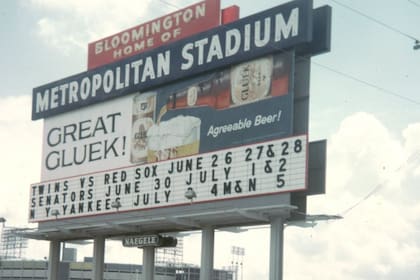 El terreno donde se construyó el mall pertenecía al antiguo Metropolitan Stadium, sede de los Minnesota Twins y los Vikings hasta 1982