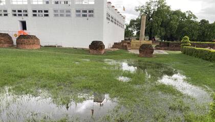 El terreno donde se encuentra el templo Maya Devi está anegado