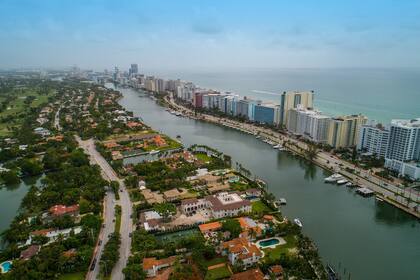 El terreno en venta cuenta con 60 metros frente a la Bahía de Biscayne, ideal para un muelle para megayates de lujo