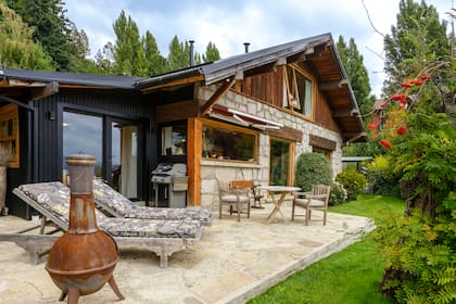 El terreno es un mallín que atraviesan varias vertientes que descienden del cerro. Parte importante de la obra fue drenar la humedad y reasegurar los cimientos.