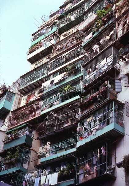El terreno montañoso de Hong Kong ayudó a que los elevados edificios no se vinieran abajo.