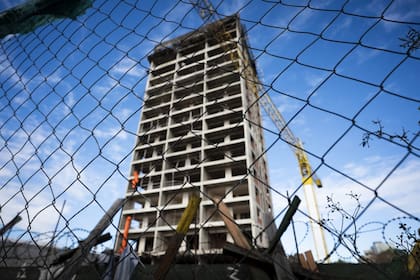 El terreno permanece cercado parcialmente, aunque con signos de desgaste en el perímetro