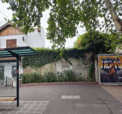 El terreno se encuentra en la calle Albarellos 2833, entre las calles Terrada y Santos Vega